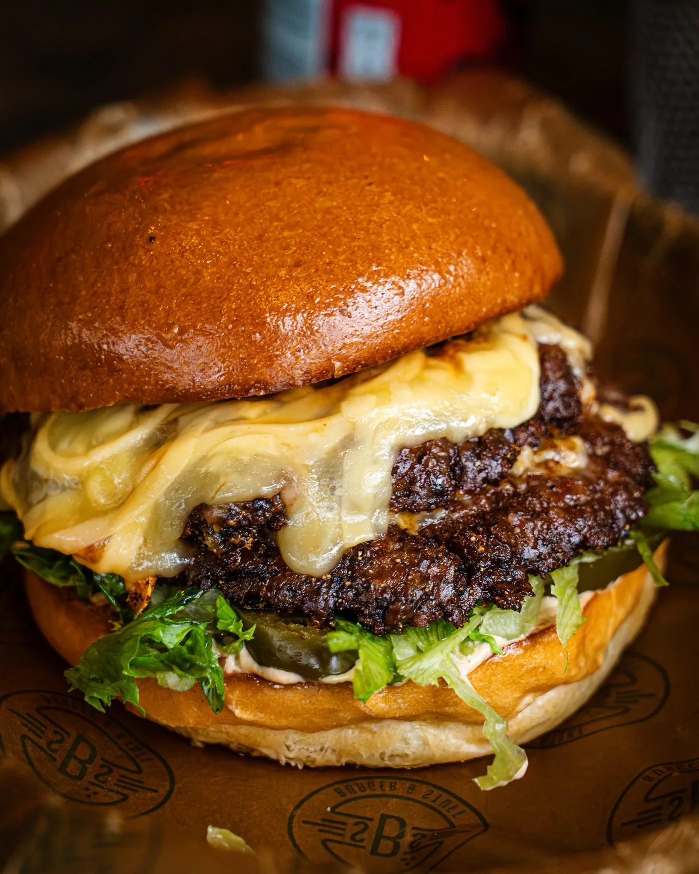 Dubbel smashburgare med bacon, ost och sallad