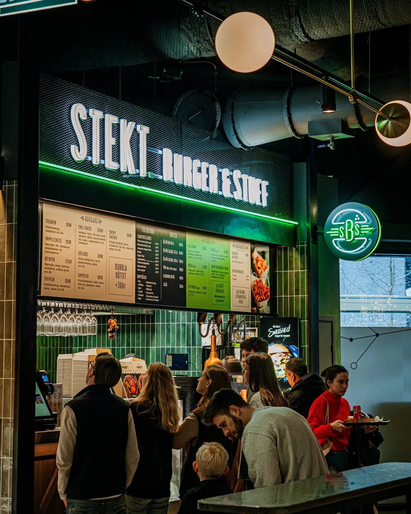 Kö framför disken i en av restaurangerna