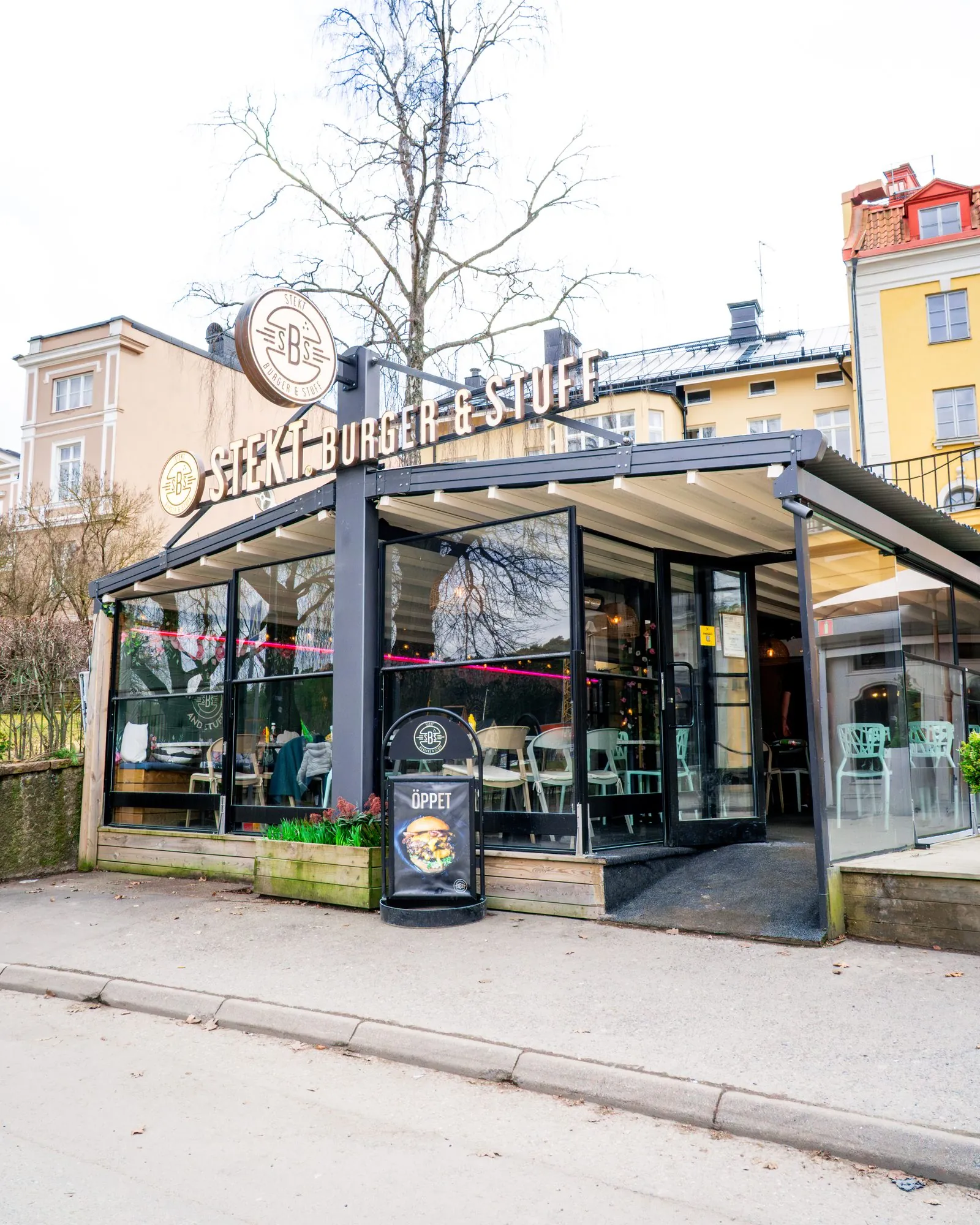 Entrén till Stekt Burger & Stuff sedd från gatan